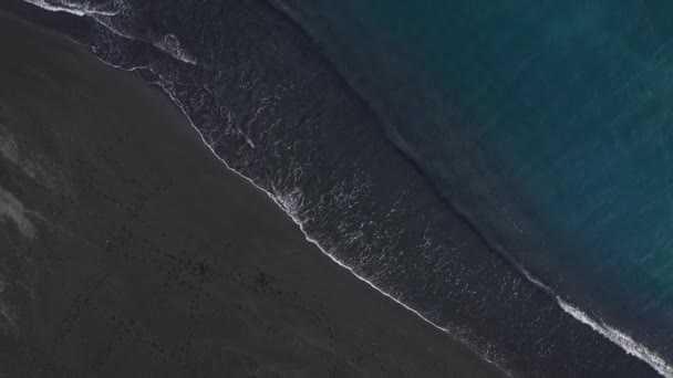 Top uitzicht op de Desert Black Beach aan de Atlantische Oceaan. Kust van het eiland Tenerife. Luchtvaart drone beelden van zee golven bereiken Shore — Stockvideo