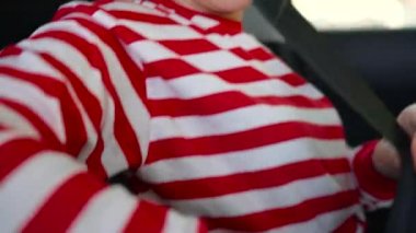 Kadın araba emniyet kemeri sürüş önce araç içinde otururken tespit etmek