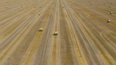 Saman yapımı sırasında saha üzerinde uçuş. Yuvarlak samanlıklar alana dağılmış durumda.