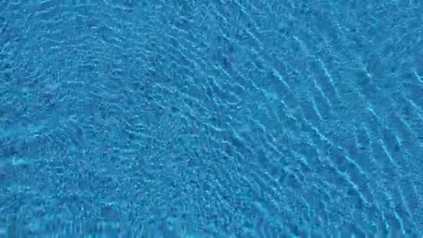 Vista dall'alto da un drone sulla superficie della piscina — Video Stock