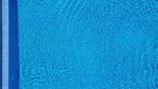 Vista superior de um drone sobre a superfície da piscina — Vídeo de Stock