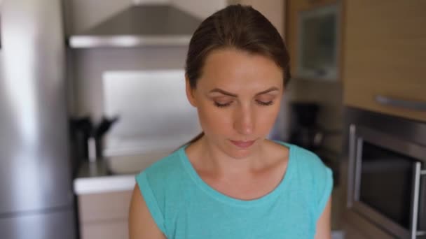 Time lapse of cooking ham and cheese sandwiches - woman puts lettuce, ham and cheese on bread — Stock Video