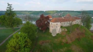 Lviv, Ukrayna yakınlarındaki Svirzh kalesinin havadan görüntüsü. Gün batımında göl ve çevre manzarası. FPV İHA 'sı ile çekiliyor