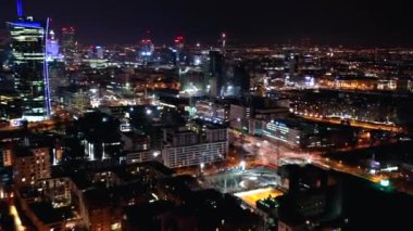 Varşova, Polonya - 10 Nisan 2019. Geceleri Varşova 'daki iş merkezinin hava hipervanesi: gökdelenler ve Bilim ve Kültür Sarayı