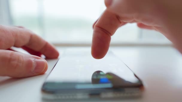Mãos masculinas usando um smartphone para rolar o close-up da Internet — Vídeo de Stock