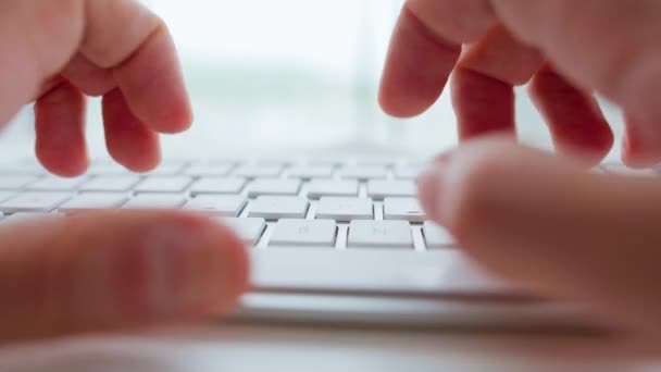 Mužské ruce psaní na klávesnici počítače extrémní zblízka. Koncept práce na dálku. — Stock video