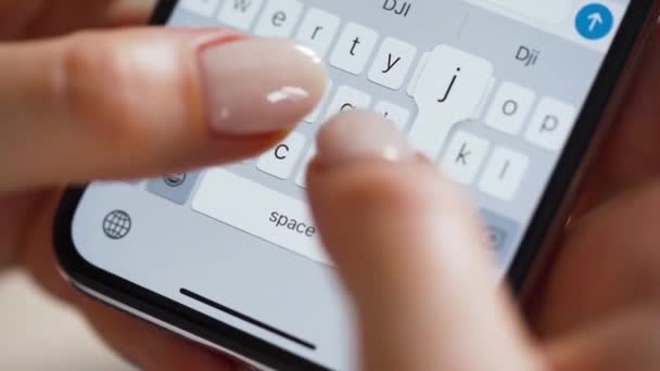 Mains tapant du texte sur smartphone close-up — Video