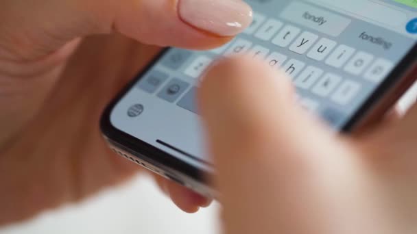 Manos escribiendo texto en el primer plano del smartphone — Vídeo de stock