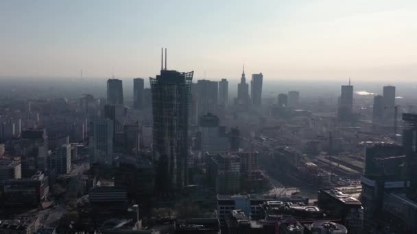 Warschau, Polen - 10 april 2019 Uitzicht vanaf de hoogte op Warschau business center, wolkenkrabbers, gebouwen en stadsgezicht in de ochtendmist — Stockvideo