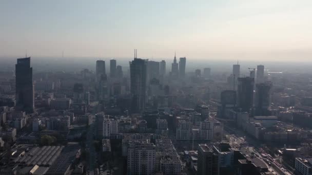 Warschau, Polen - 10 april 2019 Uitzicht vanaf de hoogte op Warschau business center, wolkenkrabbers, gebouwen en stadsgezicht in de ochtendmist — Stockvideo