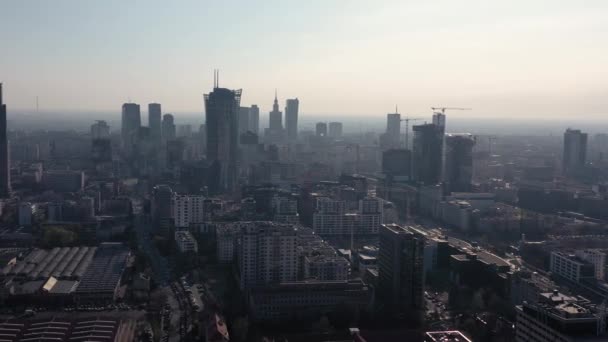 Widok z wysokości na warszawskie centrum biznesowe, drapacze chmur, budynki i krajobraz miejski w porannej mgle — Wideo stockowe