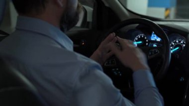 Otomatik otoparkta otopark için otomatik pilot kullanan bir adam yenilikçi bir şekilde araba kullanıyor.