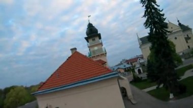 Zhovkva 'nın tarihi merkezi, Lviv bölgesi, Ukrayna' nın havadan görünüşü. FPV İHA 'sı ile çekiliyor