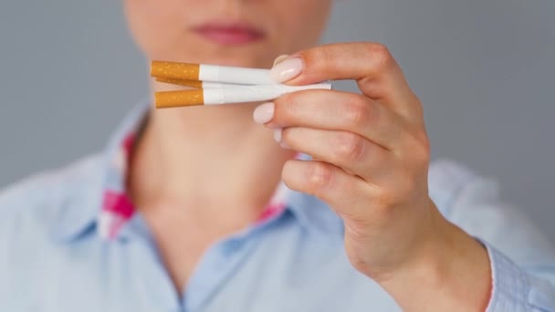 Sluta röka koncept, kvinna skär cigaretter med sax. — Stockvideo
