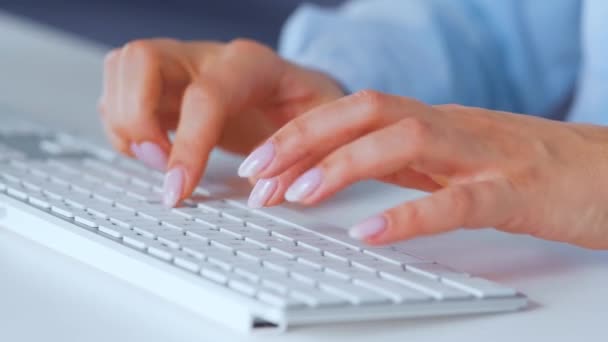 Mujer escribiendo en un teclado de computadora. Concepto de trabajo remoto. — Vídeo de stock