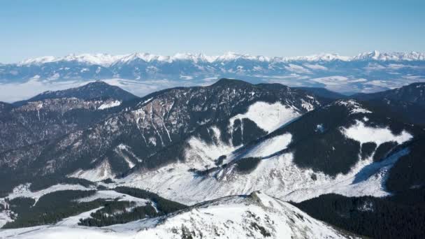 Widok z lotu ptaka na zaśnieżone Tatry Wysokie w pogodę. Słowacja, Chopok — Wideo stockowe