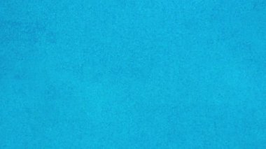 Havuz yüzeyinde bir drone en iyi görünümü