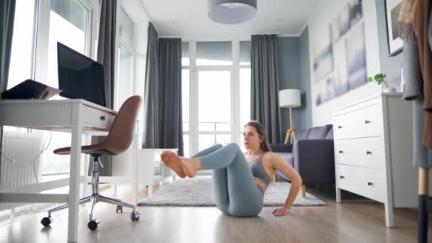 Femme blanche entraîne les muscles abdominaux à la maison pendant la quarantaine et l'auto-isolement à la maison — Video