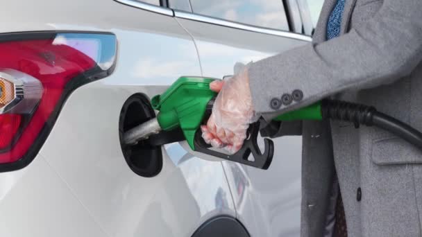 女性は、ガソリン スタンドのクローズ アップで彼女の車にガソリンをいっぱい — ストック動画