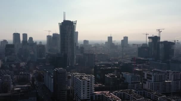 Utsikt från höjden på Warszawas affärscenter, skyskrapor, byggnader och stadsbild på morgonen dimma — Stockvideo