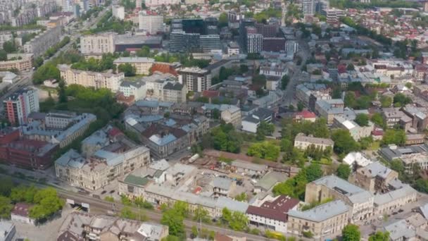 Вид с высоты на Львов, Украина: старые и новые здания смешаны на улицах города — стоковое видео