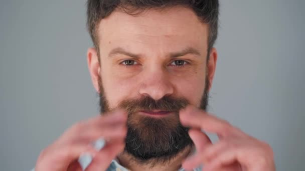 Retrato de un hombre barbudo guapo se retuerce el bigote — Vídeos de Stock