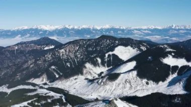 Açık havada, karlı Yüksek Tatras Dağları 'nın havadan görünüşü. Slovakya, Chopok
