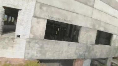 FPV insansız hava aracı terk edilmiş bir inşaatta hızla ve manevra kabiliyetiyle uçar.