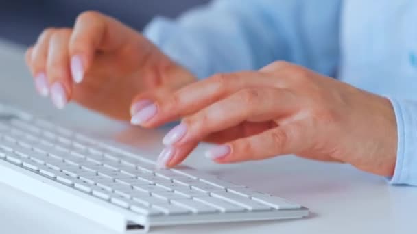 Mujer escribiendo en un teclado de computadora. Concepto de trabajo remoto. — Vídeo de stock