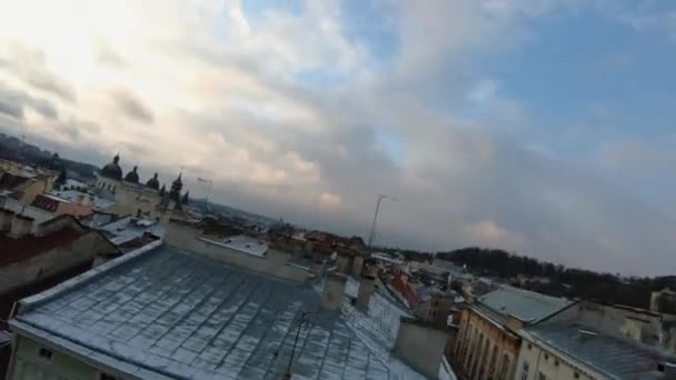 FPV drone vuela alrededor de la plaza Rynok, Lviv, Ucrania. Calles vacías sin gente. Vista aérea del centro histórico de Lviv — Vídeo de stock