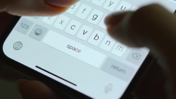 Hände tippen Text auf dem Smartphone in Großaufnahme. Nachts Smartphone aus nächster Nähe nutzen. — Stockvideo