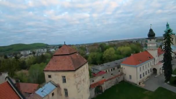 Vue aérienne du centre historique de Zhovkva, région de Lviv, Ukraine. Tournage avec drone FPV — Video