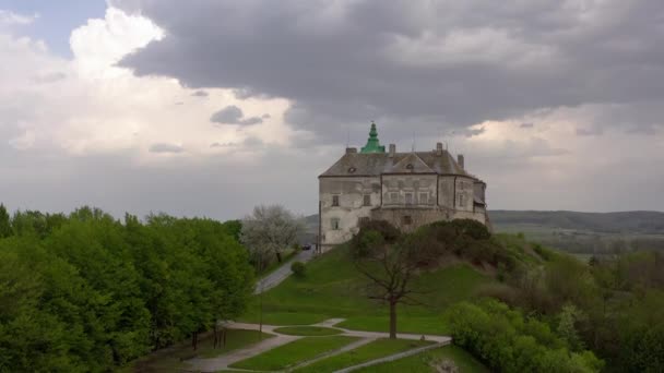 Vista aérea del castillo de Olesky en primavera, Ucrania — Vídeos de Stock