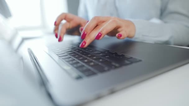 Manos femeninas con manicura brillante escribiendo en un teclado portátil. Concepto de trabajo remoto . — Vídeos de Stock