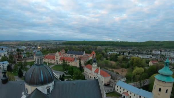 Vue aérienne du centre historique de Zhovkva, région de Lviv, Ukraine. Tournage avec drone FPV — Video