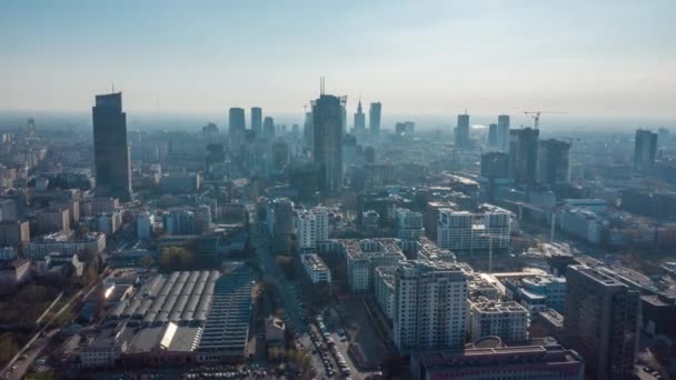 Widok z wysokości na warszawskie centrum biznesowe, drapacze chmur, budynki i krajobraz miejski w porannej mgle. Nadciśnienie tętnicze — Wideo stockowe