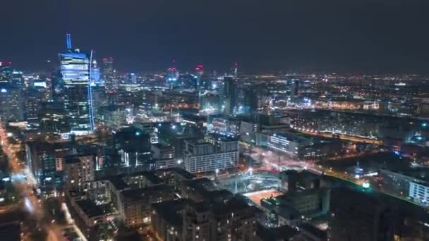 Warszawa, Polen - 10 april 2019. Flyghyperlapse av Warszawa business center på natten: skyskrapor och Palace of Science and Culture — Stockvideo