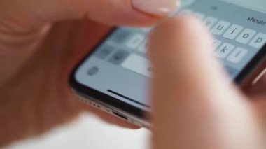Akıllı telefondan yazı yazan eller yakın plan.