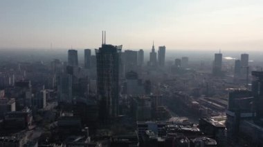 Varşova, Polonya - 10 Nisan 2019. Sabah sisli havada Varşova iş merkezinin, gökdelenlerin, binaların ve şehir manzarasının yüksekliğinden bak.
