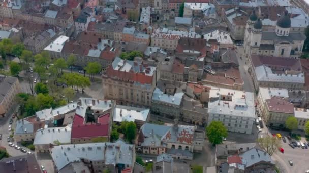 Blick von der Höhe auf das historische Zentrum von Lviv, UNESCO-Weltkulturerbe. Luftaufnahme — Stockvideo