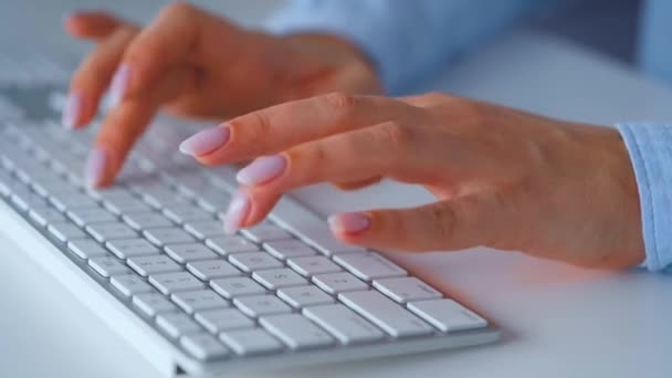 Mujer escribiendo en un teclado de computadora. Concepto de trabajo remoto. — Vídeos de Stock