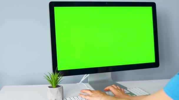 Egy nő gépel a billentyűzeten, figyeli a zöld képernyőt. Krómkulcs. Fénymásolási tér. — Stock videók