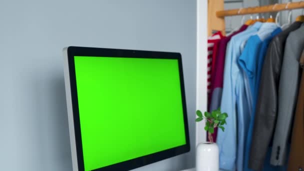 Mujer escribiendo en un teclado de computadora en la oficina en casa, monitor con una pantalla verde. Clave de croma. Copiar espacio . — Vídeos de Stock