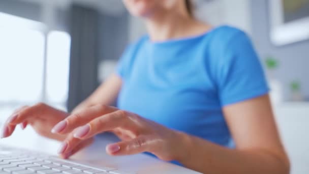 Mujer escribiendo en un teclado de computadora. Concepto de trabajo remoto. — Vídeo de stock