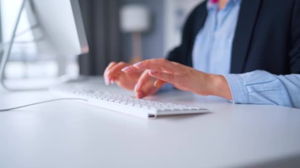 Mulher de óculos digitando em um teclado de computador. Conceito de trabalho remoto. — Vídeo de Stock