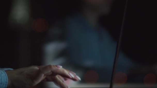 As mãos femininas estão digitando em um laptop à noite — Vídeo de Stock