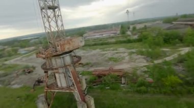 FPV insansız hava aracı hızlı ve manevra kabiliyeti olan terk edilmiş devasa yürüyen merdivenlerin yanında uçar.