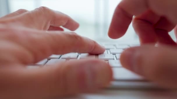 Manos masculinas tecleando en un teclado de computadora de primer plano extremo. Concepto de trabajo remoto . — Vídeo de stock