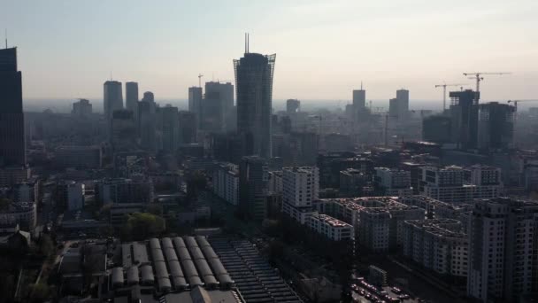 Vista da altura no centro de negócios de Varsóvia, arranha-céus, edifícios e paisagem urbana no nevoeiro da manhã. Muitos guindastes de construção em todos os lugares — Vídeo de Stock