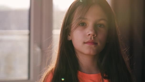 Portrait of a brunette girl looking at the camera and smiling at sunset — Stock Video